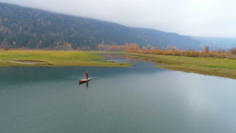 Hombre-Remando-Un-Bote-En-Un-Lago-4k