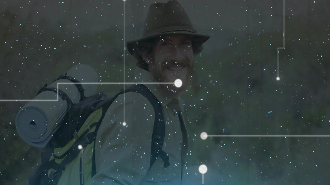Escursionista uomo su un sentiero con una sovrapposizione di tecnologia digitale che mostra punti luminosi e linee di connessione.