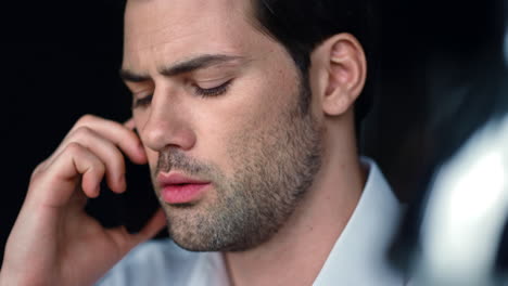 hombre de negocios hablando con su socio por teléfono celular. gerente llamando por teléfono inteligente
