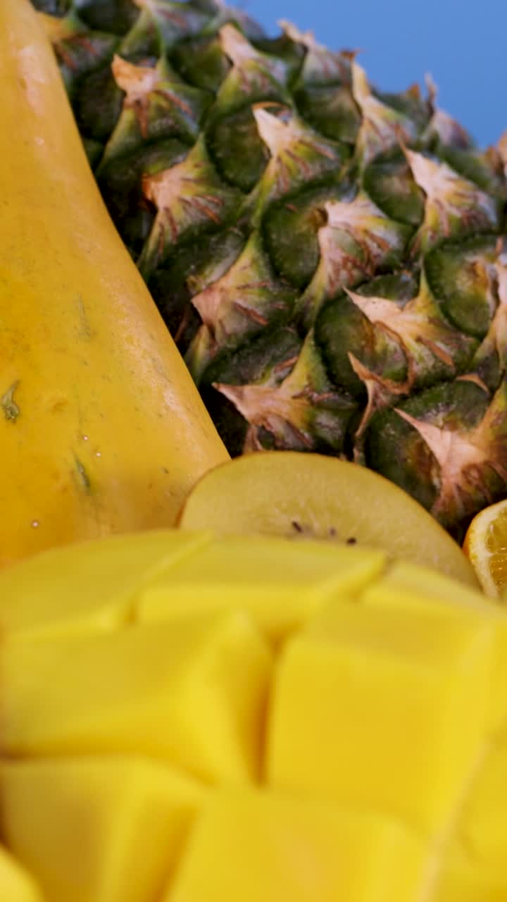 Esposizione vivace di vari frutti affettati e interi