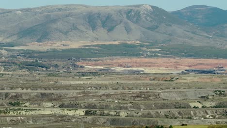 Viejo-Lignito-Abierto-Campo-Minado-Masivo-Día-Soleado-Plano-Medio