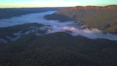 Die-Drei-Schwestern-Felsenformation-An-Den-Blauen-Bergen-Mit-Blick-Auf-Die-Wolken,-Die-Die-Regenwaldbäume-Bedecken,-Sydney-Australien