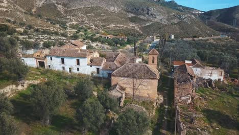 Luftaufnahme-Eines-Verlassenen-Dorfes-Mit-Einer-Kirche-Umgeben-Von-Natur-In-Spanien