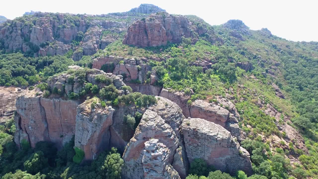 vista aérea del paisaje de la montaña y el cañón de cannes en la soleada mañana de verano