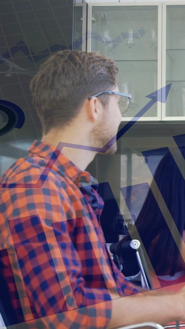 Vertikal video: Mand med briller svarer kollega, rækker ud, overlay med pil, møde