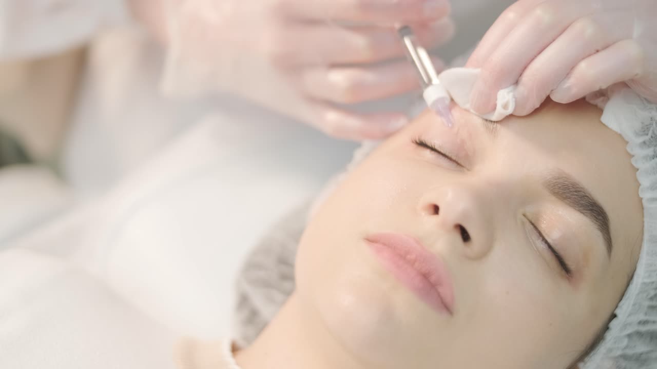 얼굴 주사 절차를 수행하는 미용 전문가