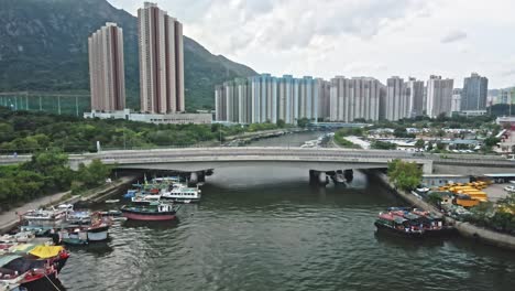 tren ligero mtr de hong kong pasando por el puente que cruza el río tuen mun