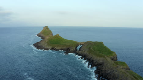 Imágenes-De-Drones-De-Cabeza-De-Gusanos-En-La-Bahía-De-Rhossili-Con-Acantilados-Costeros-En-La-Península-De-Gower-En-Swansea,-Gales-Del-Sur