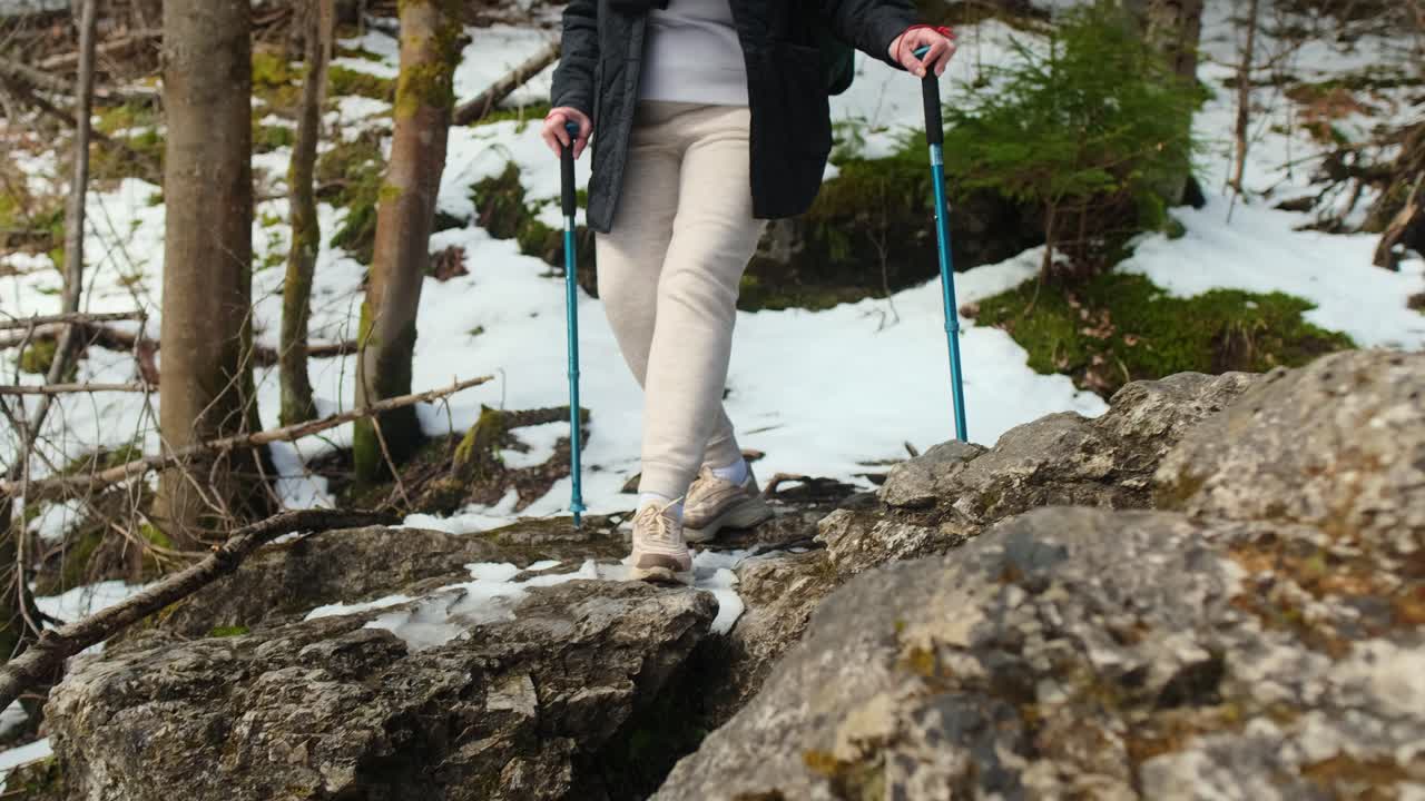 mujer caminando en montañas nevadas
