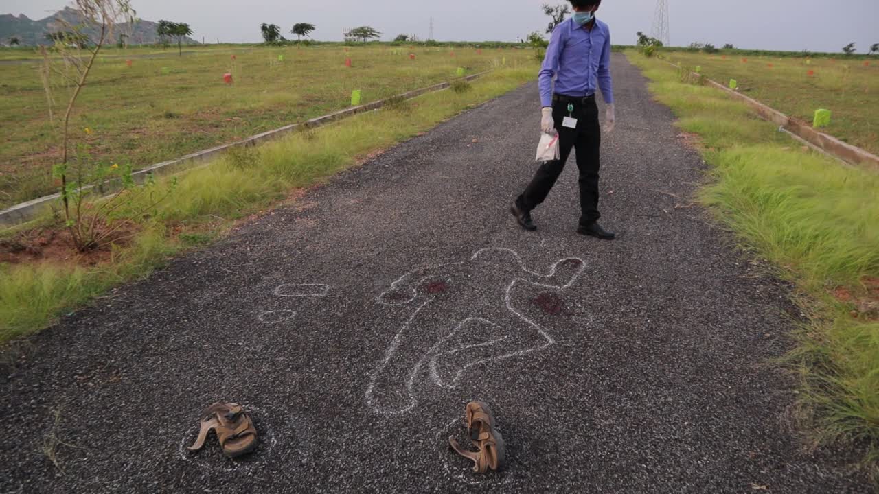 형사나 수사관이 증거를 수집하고 장소를 확인하고 나간 광각 사진