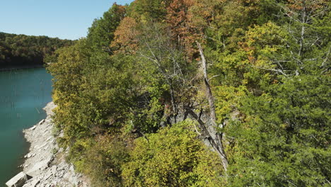 Autumn-Forest-And-Lake-At-Eagle-Hollow,-Arkansas-In-USA---Drone-Shot