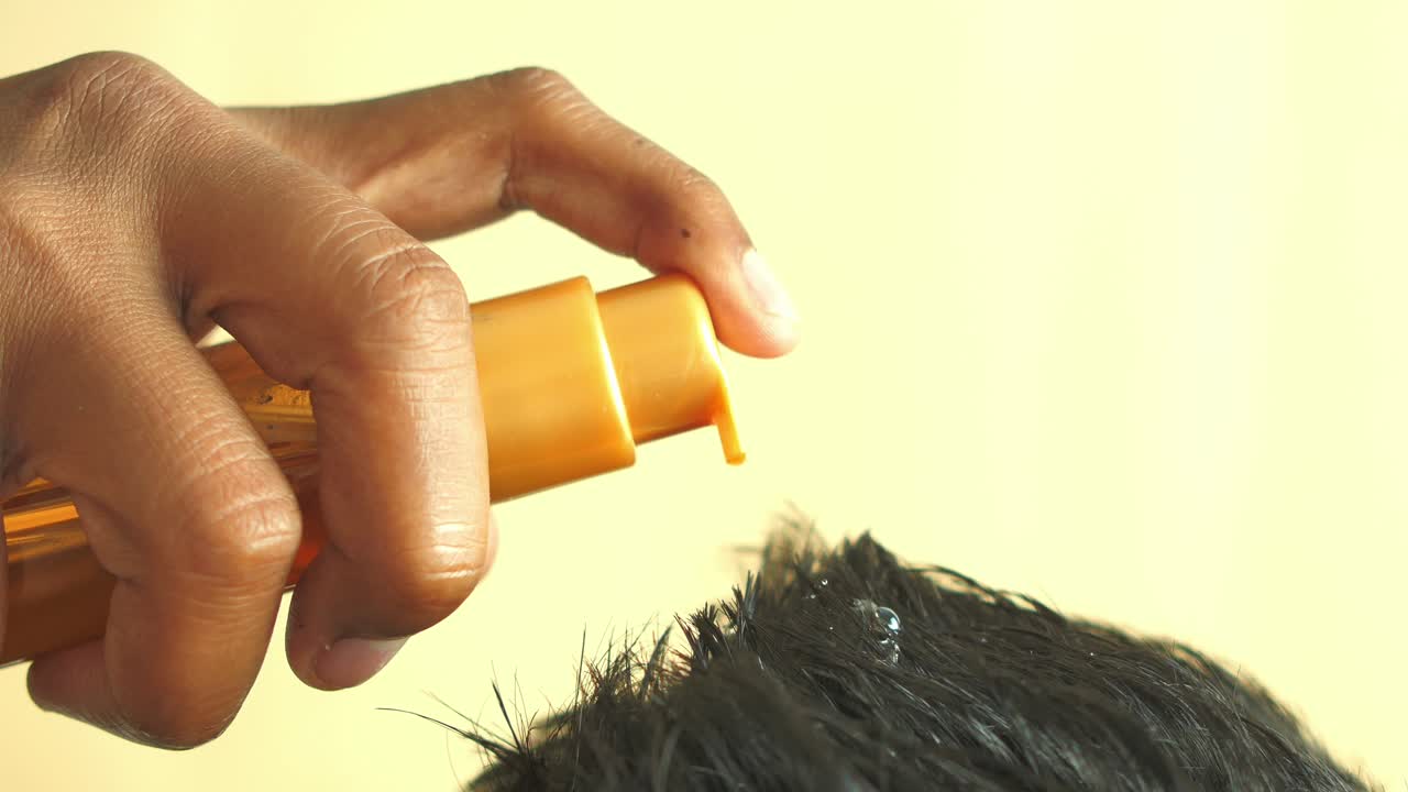 aplicação de óleo para o cabelo