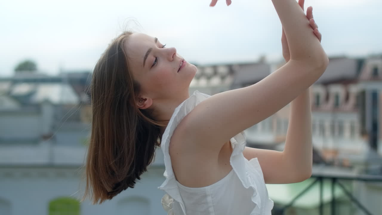 도시에서 춤추는 젊은 여성
