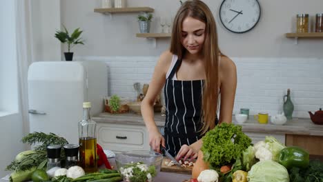 mujer vegana buscando receta culinaria en línea en el teléfono móvil. cocinando ensalada con verduras crudas
