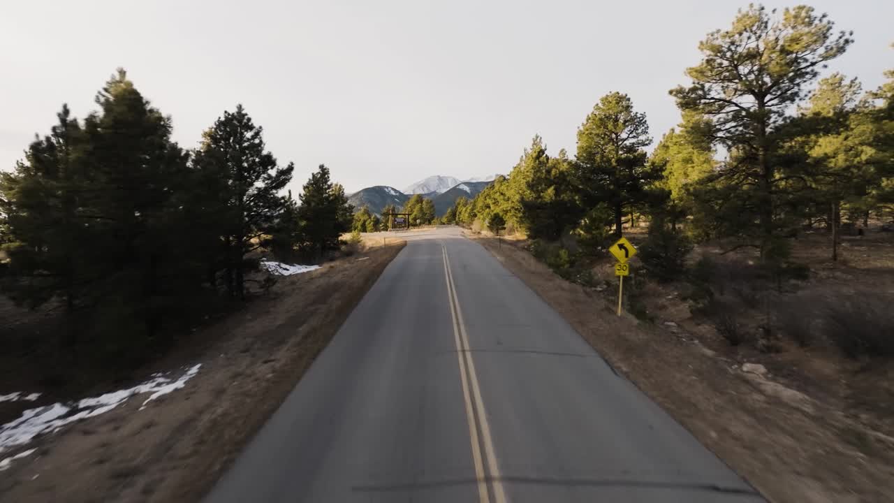 Drone che percorre una strada vuota con il Monte Antero nelle Montagne Rocciose del Colorado sullo sfondo.
