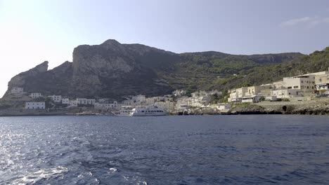 Levanzo-Insel-Und-Dorf-Vom-Boot-Aus-Gesehen,-Das-Auf-Dem-Mittelmeer-Von-Sizilien-In-Italien-Segelt,-Klares-Kristallklares-Wasser