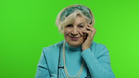 anciana abuela caucásica mujer con billetes de dinero hablando en teléfono móvil