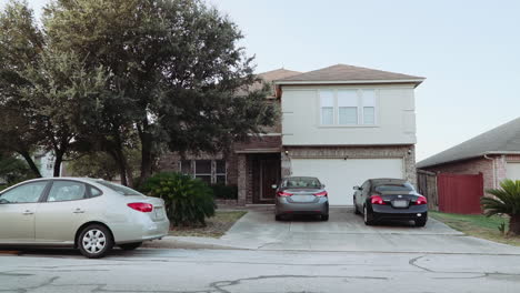 toma de establecimiento durante el día de una gran casa de dos pisos en texas