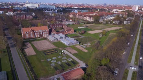 Asombrosa-Vista-Aérea-Superior-Vuelo-Berlín-Invernadero-Edificios-De-Ladrillo-Rojo-Dahlem-Centro-De-Ciencias-De-Las-Plantas