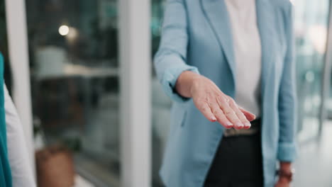 mujeres de negocios estrechando la mano y celebrando el éxito.
