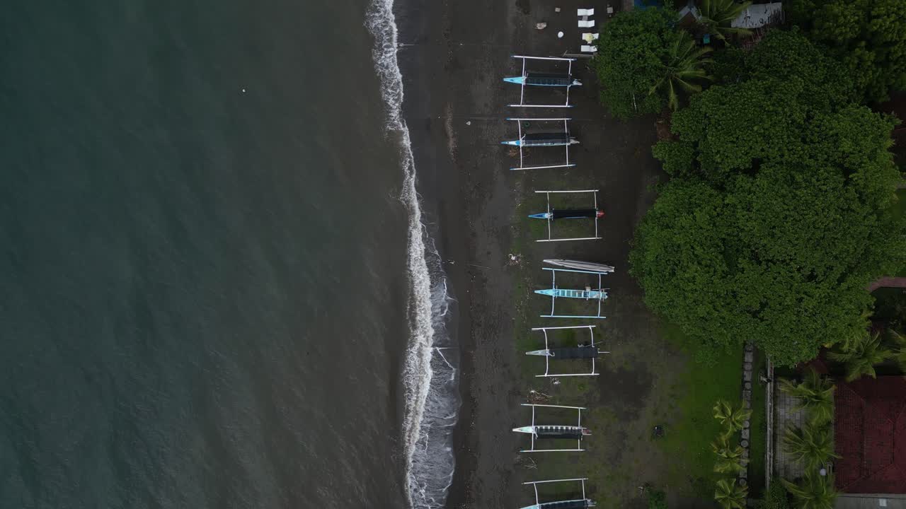 발리 에 있는 아메드 에 있는 해안 으로 들어오는 진정적 인 파도 들 을 새 들 의 눈 으로 보는 모습