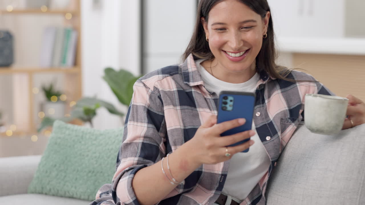 gracioso, mujer en el sofá y teléfono inteligente para escribir