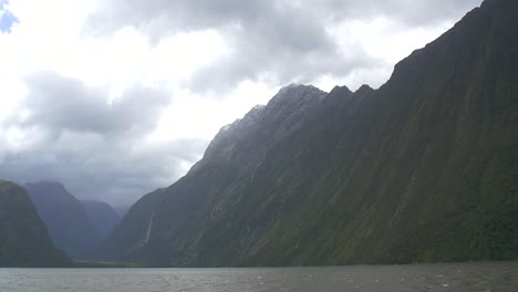 Mountains-Surrounding-Milford-Sound