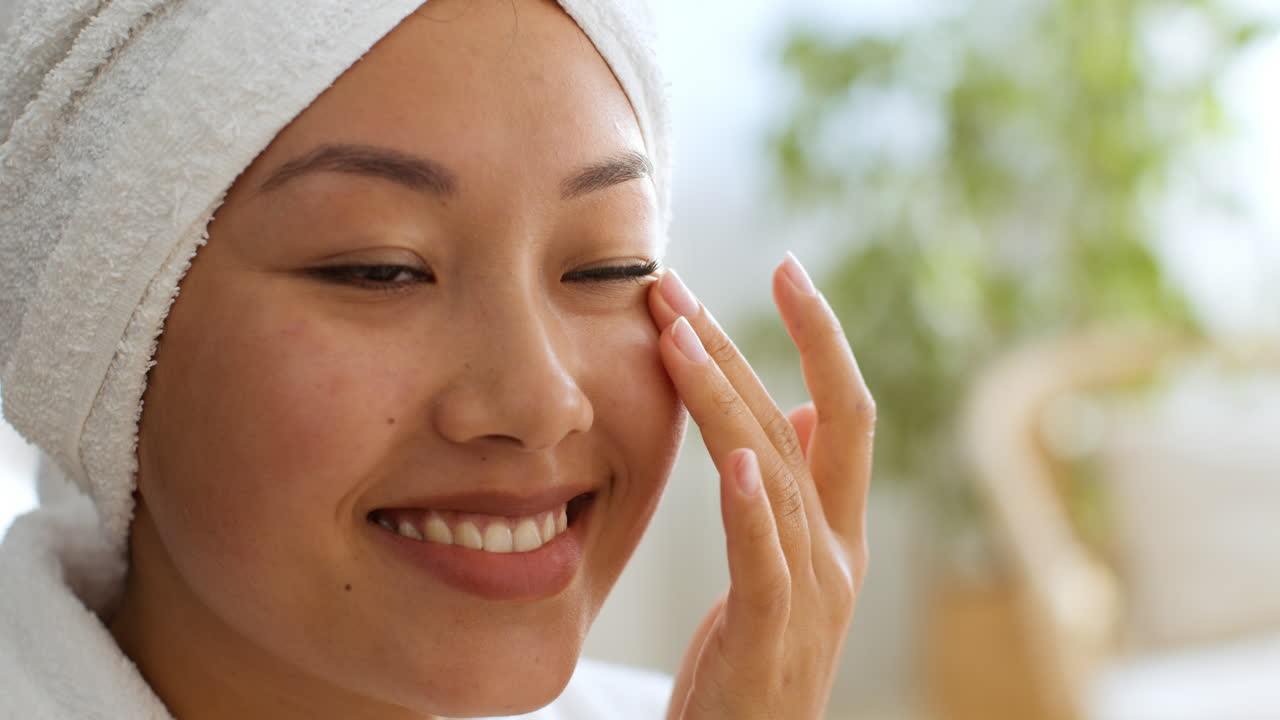 얼굴 크림을 적용하는 여자