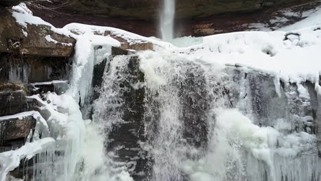 Hermosa-Antena-De-Invierno-Ascendente-De-Una-Cascada-Alta-En-Un-Paisaje-Helado