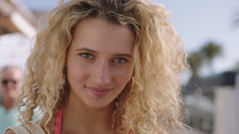 Primer-Plano-Retrato-De-Una-Hermosa-Mujer-Rubia-Corriendo-Con-La-Mano-Por-El-Cabello-Sonriendo-Confiada-Disfrutando-De-Un-Día-Soleado-Y-Relajado