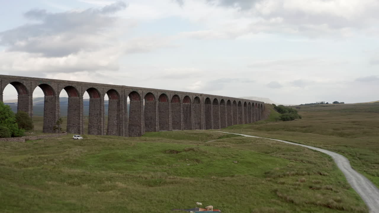 Stijgende luchtfilm van het Ribblehead Viaduct in het Yorkshire Dales National Park