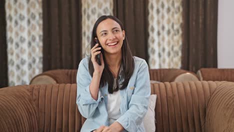 Mujer-India-Feliz-Hablando-Con-Alguien-De-Guardia