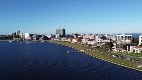 Drohnen-Luftaufnahme-Des-Küstenvorlandes-Von-South-Perth-Entlang-Des-Swan-River-Und-Des-Radweges