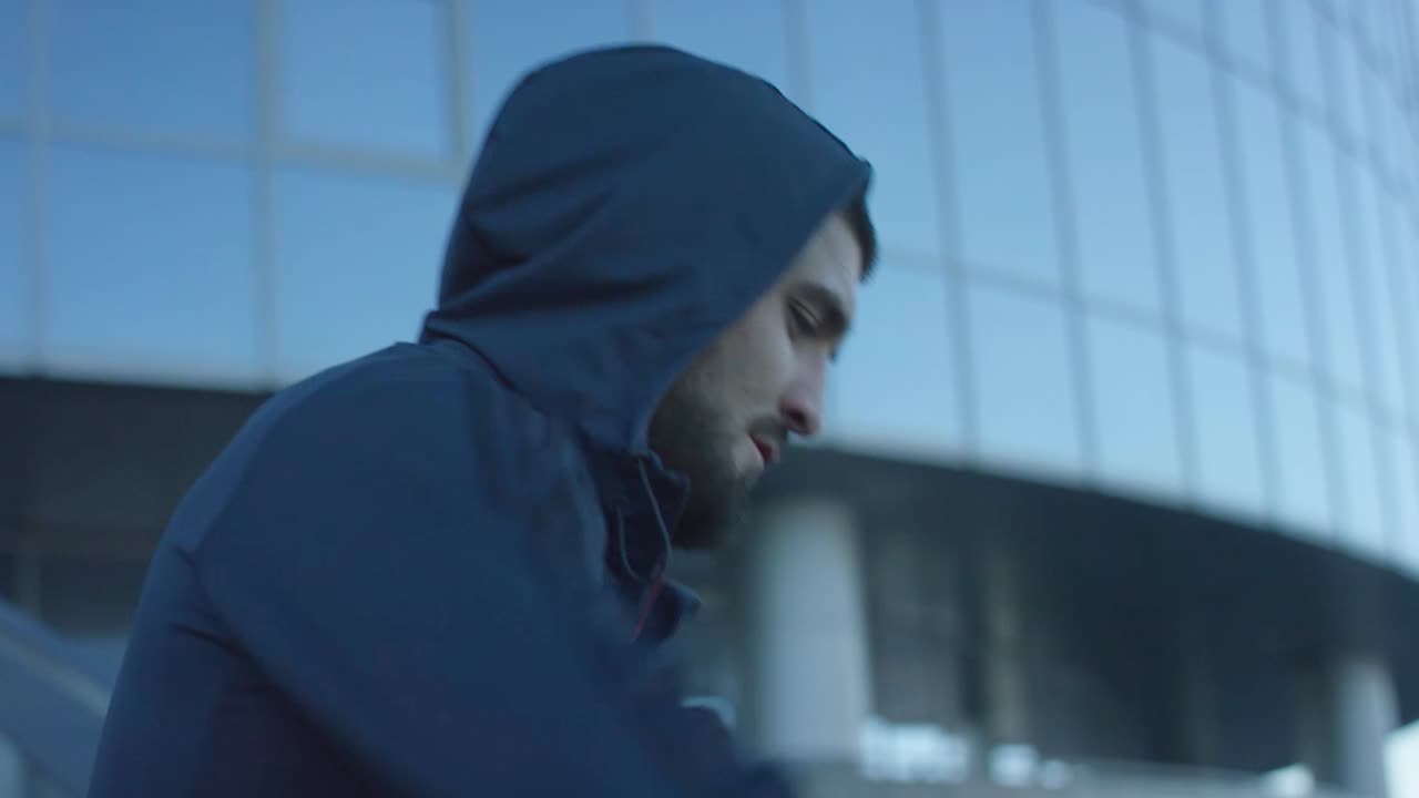 hombre apoyado en una barandilla