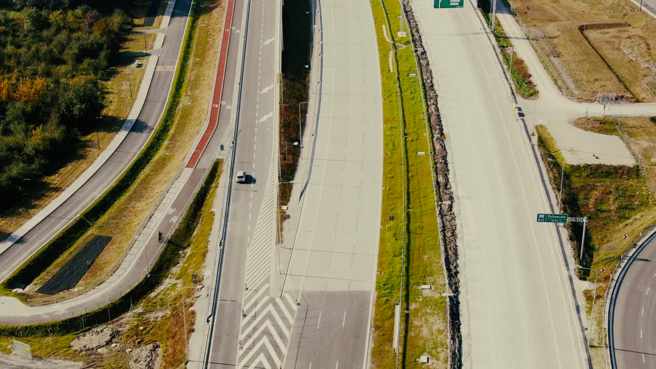 폴란드 바르샤바 시 외곽에 터널과 고가교가 있는 차선을 보여주는 드론 샷 고속도로 고속도로