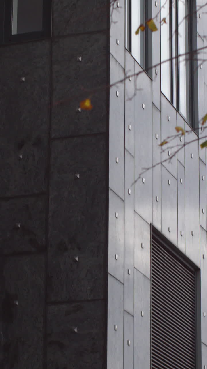 disparo de bajo ángulo de un alto edificio de oficinas gris