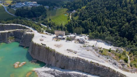 impresionantes imágenes de drones de 4k de la cantera cerca de velenje en el país de eslovenia