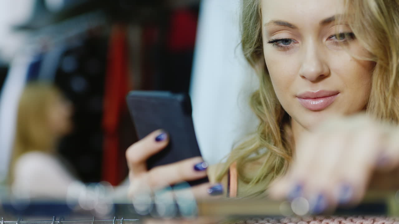 la giovane donna sceglie un vestito in un negozio 1