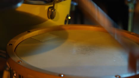 baterista tocando el tambor en el estudio