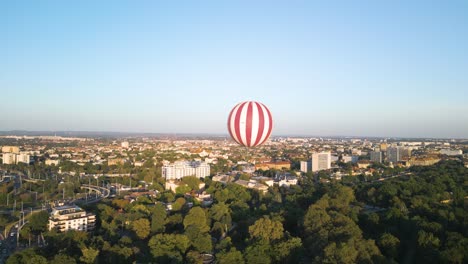 Globo-Volando-Sobre-El-Parque-De-La-Ciudad-En-Budapest,-Hungría