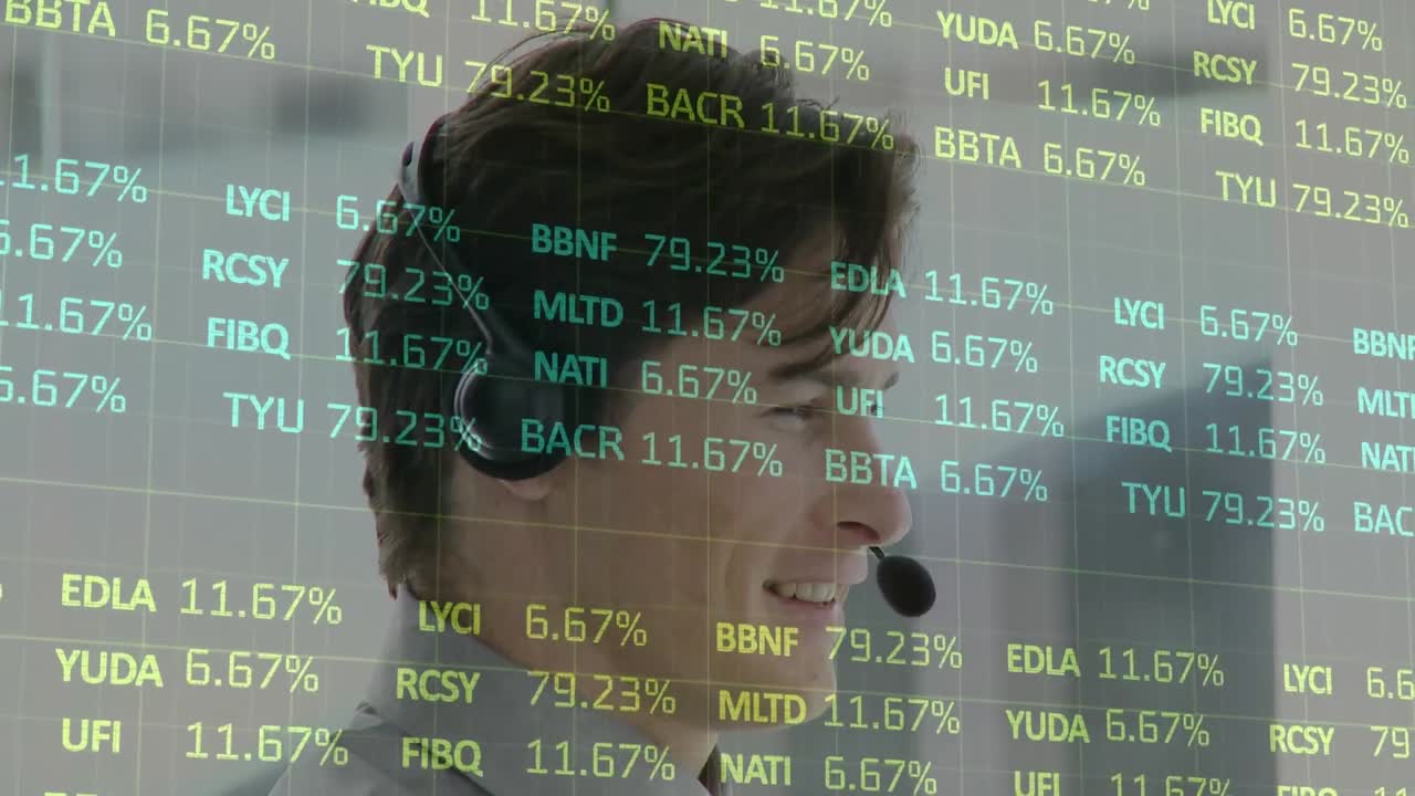 휴대폰 헤드 ⁇ 을 착용 한 사업가에 대한 금융 및 통계 데이터 처리 애니메이션