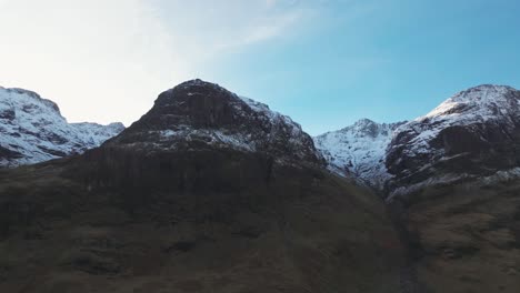 fotografía aérea de las cumbres de las nevadas montañas de las tres hermanas