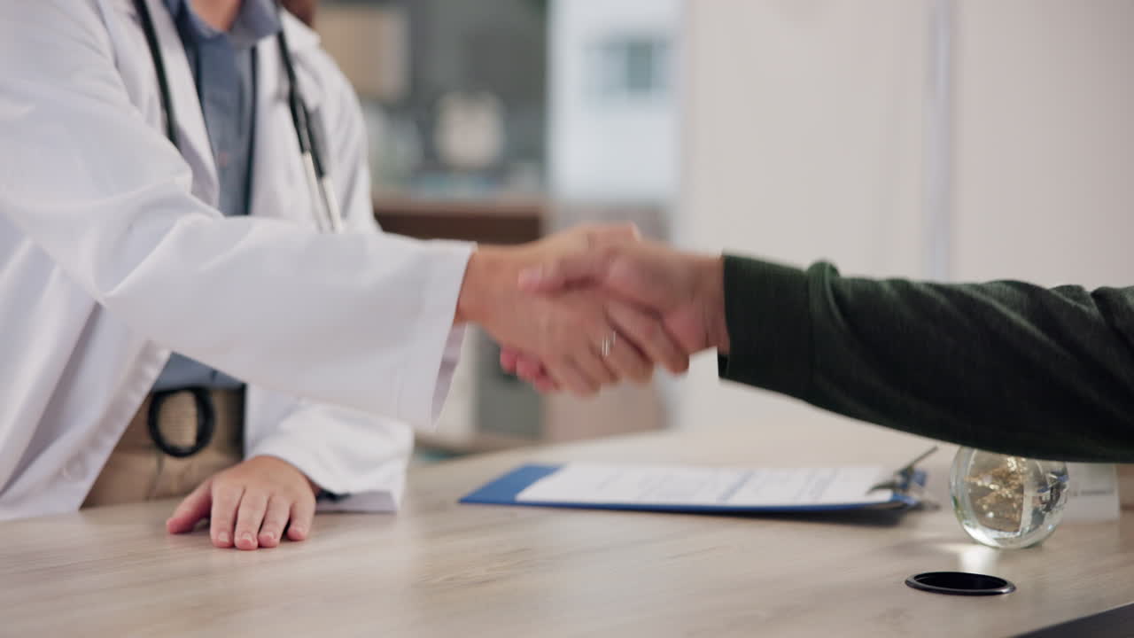 Stretta di mano tra medico e paziente