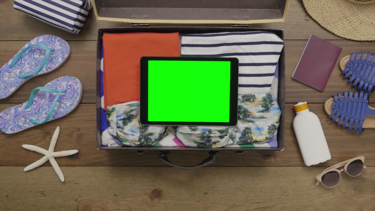 imágenes aéreas de una mujer tocando una tableta digital en una maleta