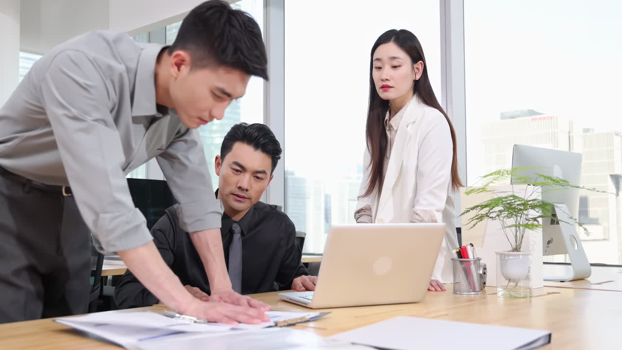 團隊合作成就夢想：創意小型商業團隊在現代辦公室會議中協作，積極討論數據分析，審閱報告，並為未來發展制定策略