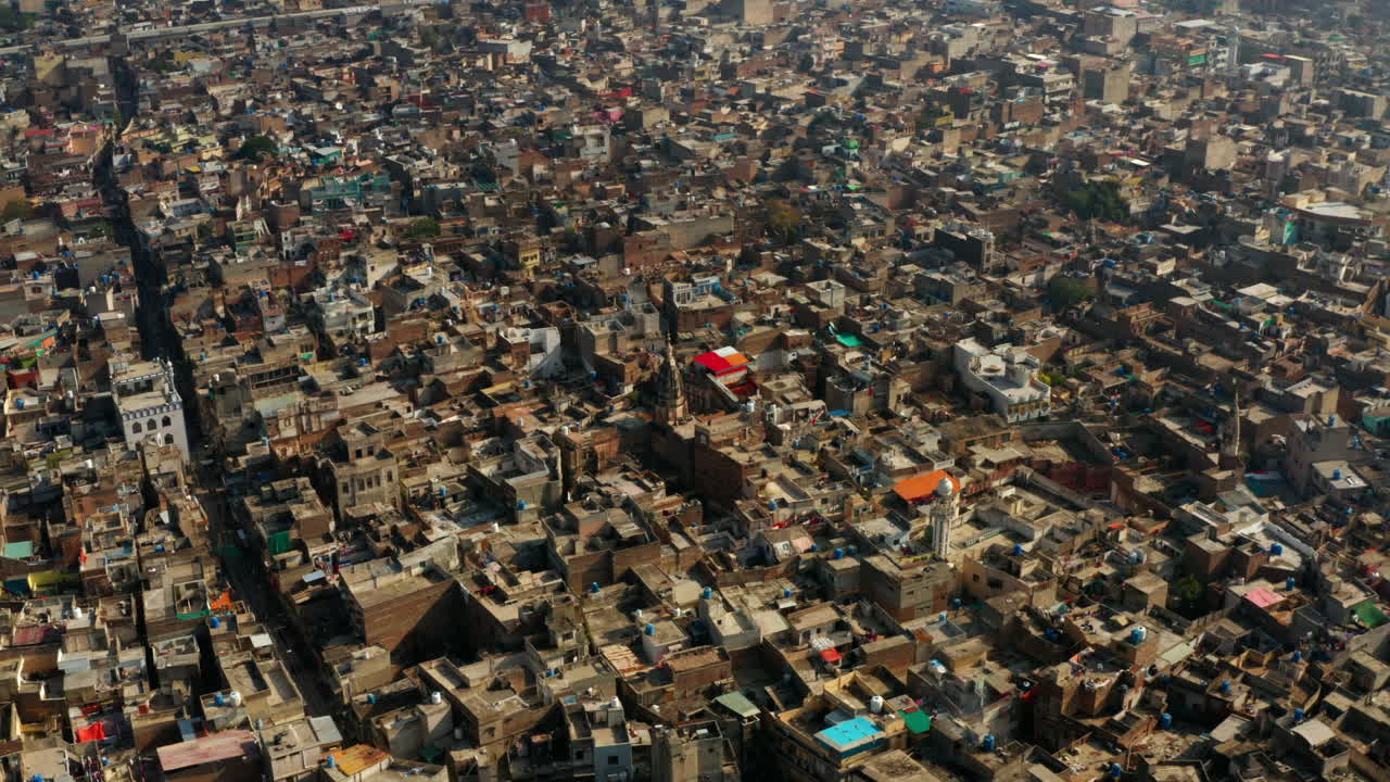 Paesaggio urbano con architettura densa a Rawalpindi, nella provincia del Punjab, in Pakistan