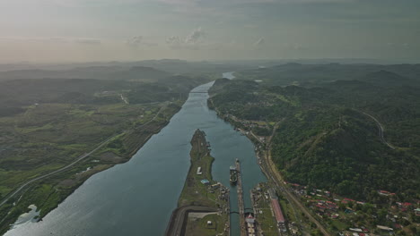 Antena-De-La-Ciudad-De-Panamá-V37-Paso-Elevado-Del-Lago-Miraflores-A-Través-Del-Canal-De-Las-Esclusas-De-Pedro-Miguel-Con-Buques-De-Carga-Que-Transitan-En-La-Estación-Que-Conduce-Al-Océano-Atlántico---Rodada-Con-Mavic-3-Cine---Marzo-De-2022