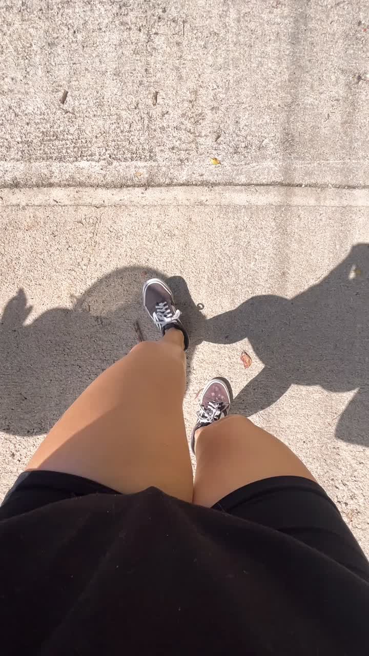 Persona che cammina per strada