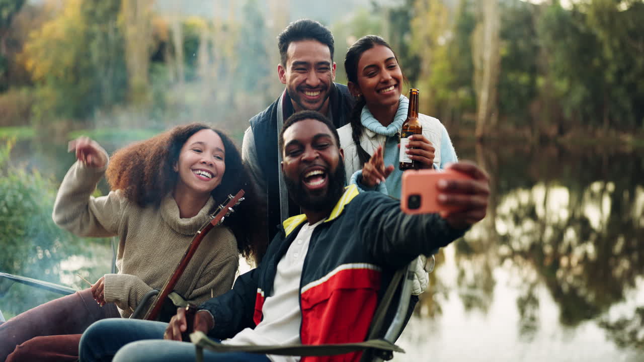 selfie, hoguera y amigos con cerveza para acampar