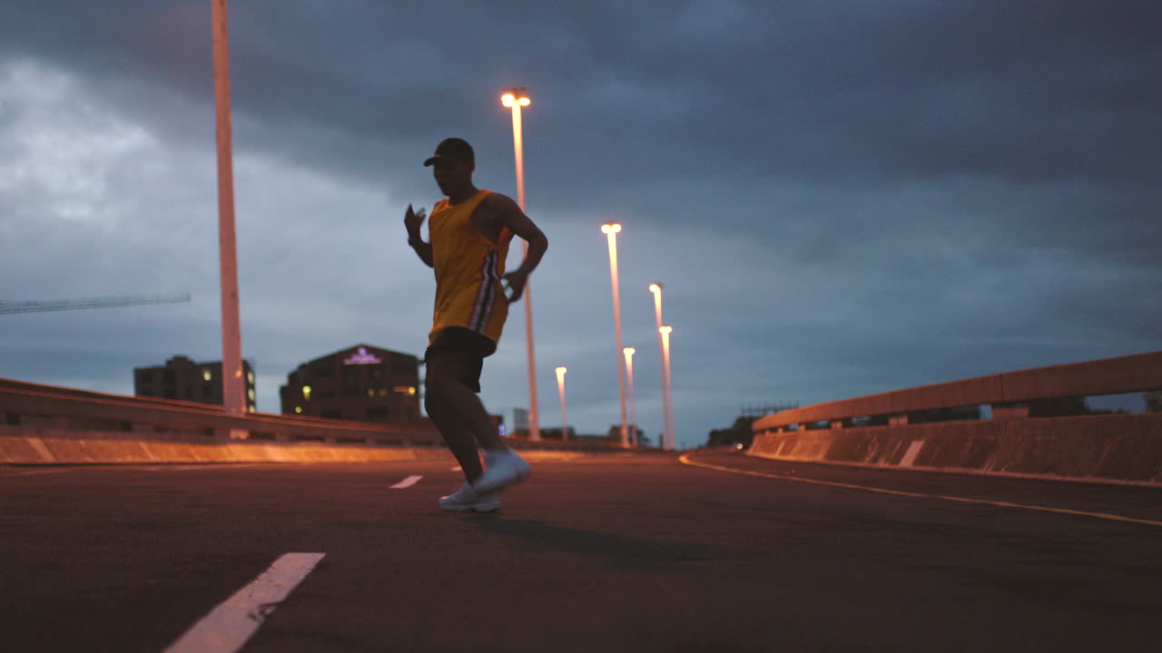 Homem dançando na rua com energia e liberdade